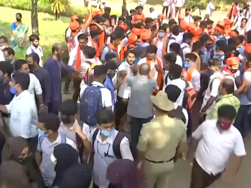 कर्नाटकमें हिज़ाब vs भगवा: हिज़ाब पहनकर छात्राओं ने किया प्रदर्शन, भगवा पहनकर छात्रों ने किया विरोध