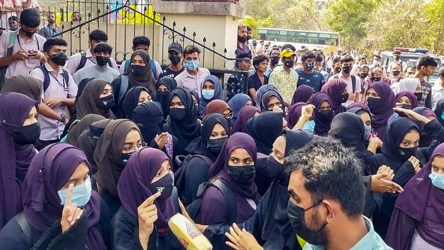 हिजाब विवाद : कर्नाटक हाईकोर्ट में जस्टिस कृष्णा दीक्षित की एकल पीठ ने बड़ी बेंच को भेजा मामला