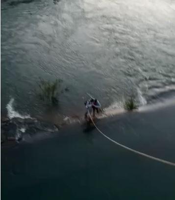 बांगो डेम में फसें 3 युवक, नदी के बीच ले रहे थे सेल्फी, अचानक बढ़ा जलस्तर