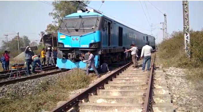 Train Accident : कोयला खाली कर वापस लौट रही मालगाड़ी का इंजन हुआ बेपटरी, मालगाड़ियां हुईं प्रभावित