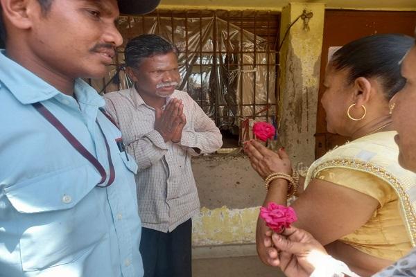 शराब बंदी की मांग को लेकर महिलाओं ने दिखाई गांधीगिरी, शराबियों को भेंट किया गुलाब का फूल, कहा- परिवार के लिए छोड़ें शराब का नशा