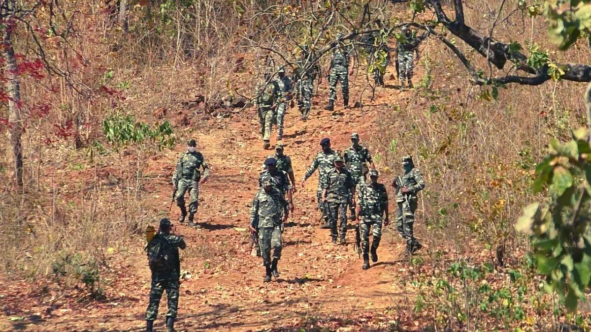 बड़ी खबर : STF कैंप पर नक्सलियों ने की फायरिंग, एक जवान घायल