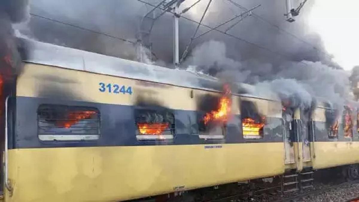 यात्रियों से भरी पैसेंजर ट्रेन स्टेशन पर रुकते ही अचानक धू-धू कर जल उठी, फिर हजारों लोगों ने धक्का देकर चला दी ट्रेन, देखें Video