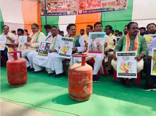 कांग्रेस का "महंगाई मुक्त भारत अभियान" : हाथ में PM की पोस्टर और खाली गैस सिलेंडर लेकर सड़क पर बैठे पुनिया