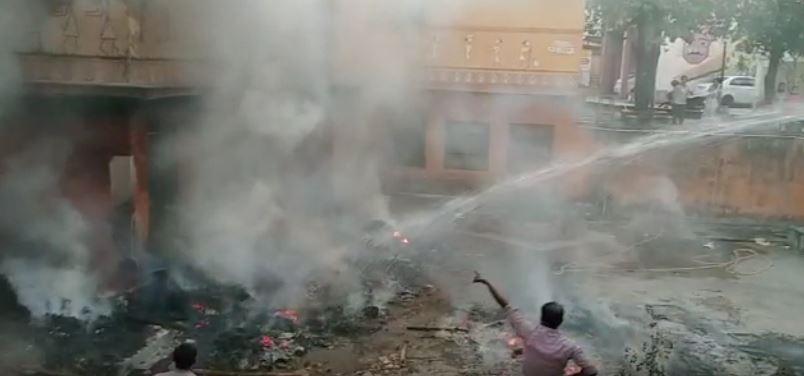 Breaking : पंडरी स्थित हाट बाजार के समीप लगी भीषण आग, काबू पाने में लगे दमकल कर्मी, देखें वीडियो