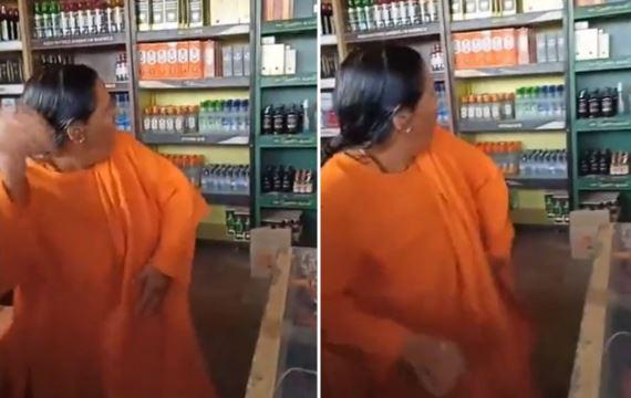 हाथ में पत्थर लिए शराब दुकान पहुंचीं उमा भारती, बोतल फोड़ी, मध्यप्रदेश में अचानक एक्टिव हुईं भाजपा की फायरब्रांड नेता,देखें वीडियो