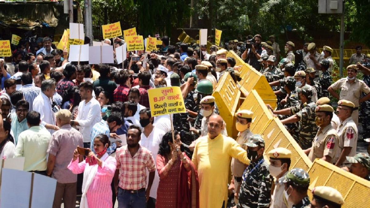 एमसीडी की बुलडोजर नीति के विरोध में दिल्ली में आप ने किया भाजपा कार्यालय पर विरोध-प्रदर्शन