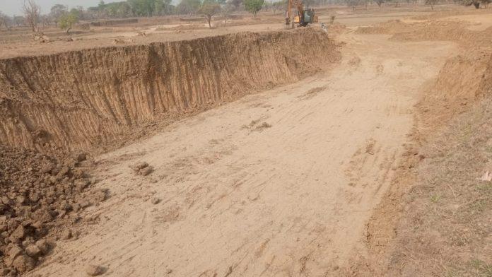 रेल कॉरिडोर का निर्माण बना किसानों के लिए मुसीबत, ठेकेदार बिना अनुमति मिट्टी खोदकर खेतों को कर रहे हैं बर्बाद रेल कॉरिडोर का निर्माण बना किसानों के लिए मुसीबत, ठेकेदार बिना अनुमति मिट्टी खोदकर खेतों को कर रहे हैं बर्बाद