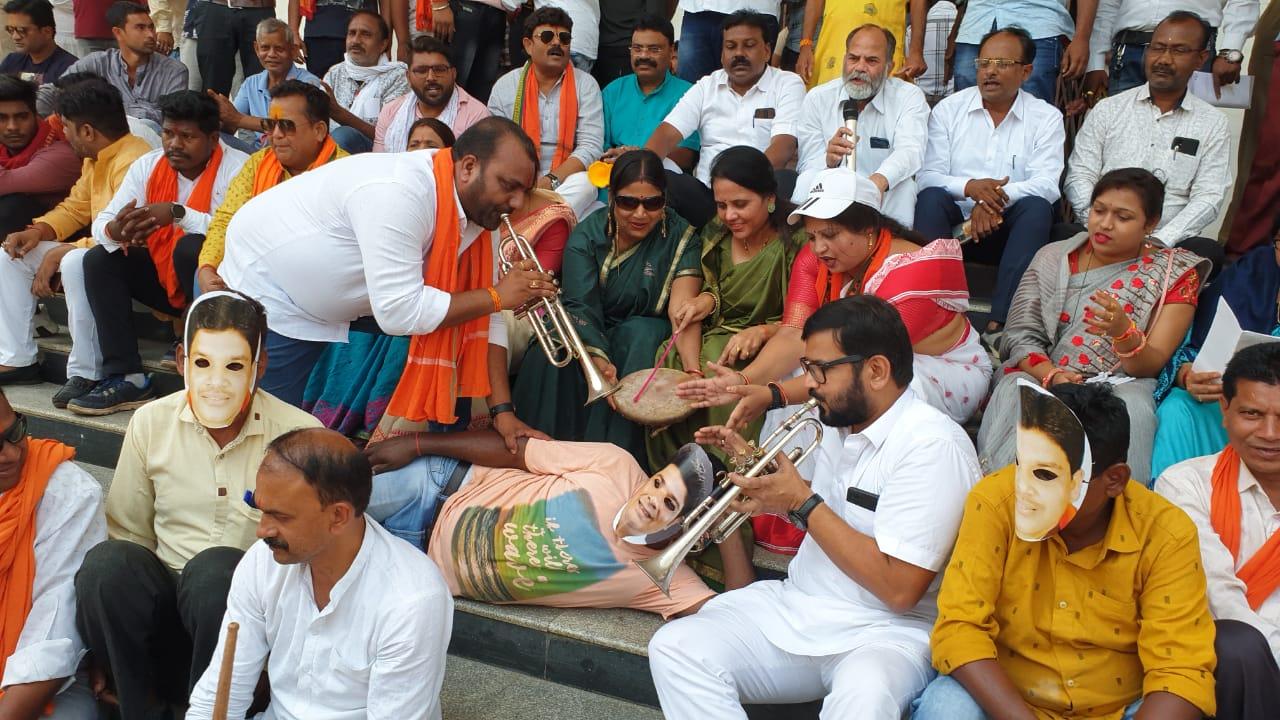 महापौर को 'जगाने' के लिए भाजपा पार्षदों ने इस अंदाज में किया प्रदर्शन, पेयजल संकट को लेकर नगर निगम का किया घेराव