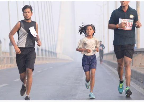 सीएम योगी से मिलने प्रयागराज से लखनऊ क्यों दौड़ पड़ी इंदिरा मैराथन पूरी करने वाली नन्हीं धाविका काजल निषाद, पढ़ें पूरी खबर