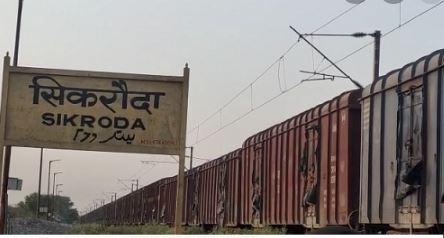 Sugar sacks looted from goods train, one miscreant injured in RPF firing, hospitalized