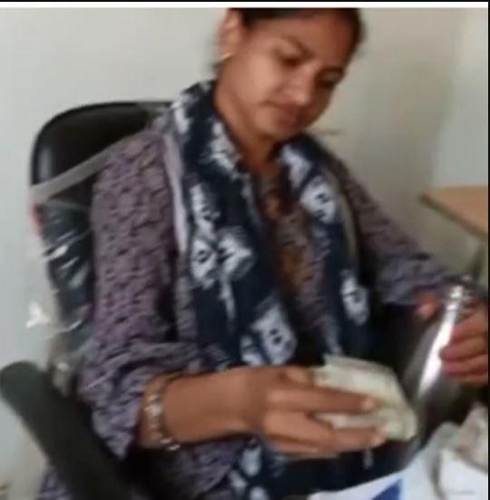 Chhattisgarh: Rate of copying land is 5 thousand, VIDEO of female patwari taking bribe from retired army jawan goes viral, suspended