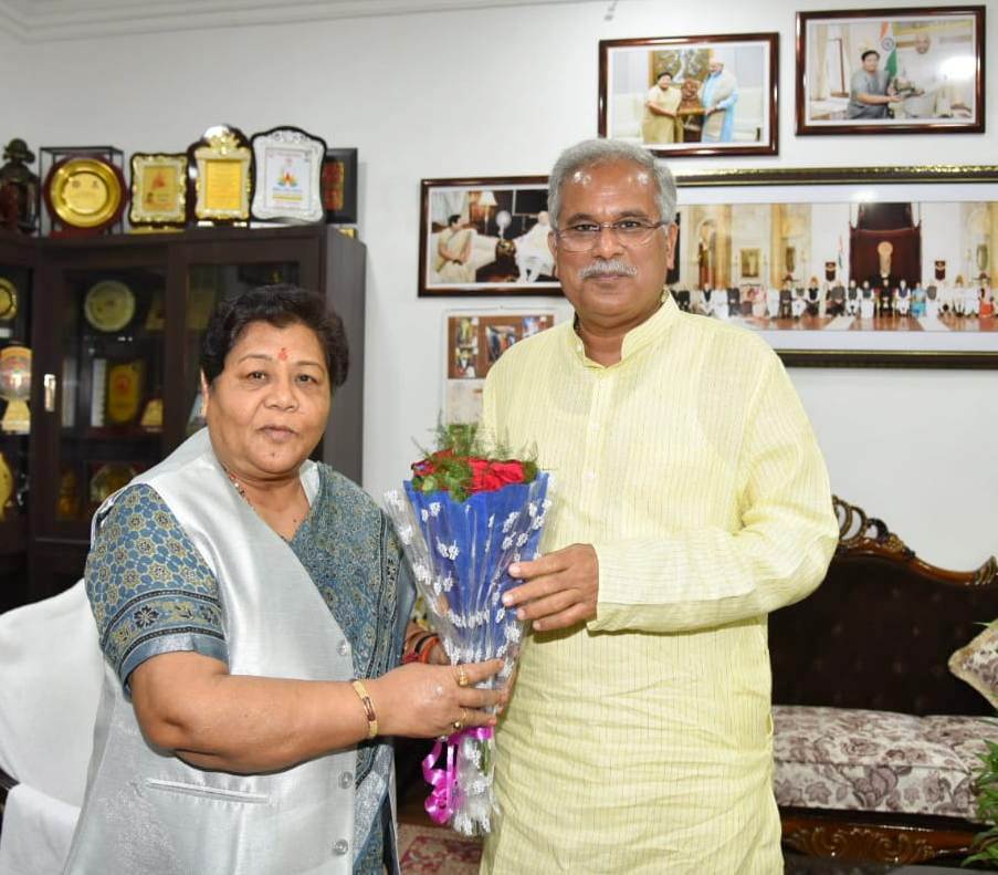 राज्यपाल अनुसुईया उइके का आज जन्मदिन, मुख्यमंत्री भूपेश बघेल ने मिलकर दी बधाई