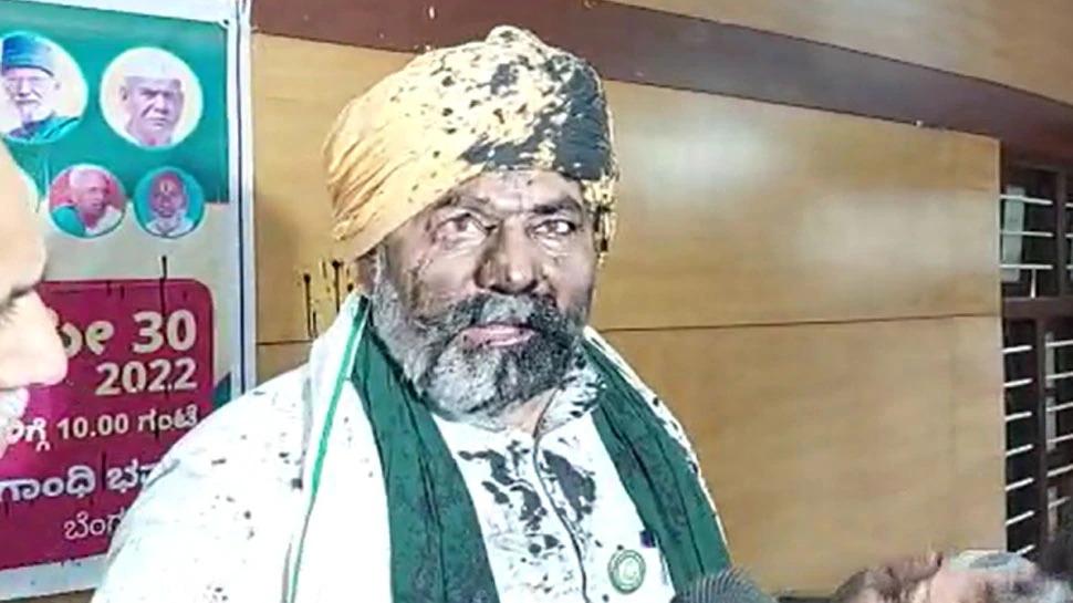बड़ी खबरः बेंगलुरु में किसान नेता राकेश टिकैत पर फेंकी गई स्याही