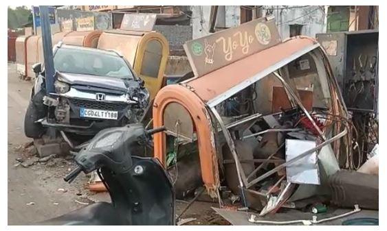 Raipur: Speeding car rammed into Marine Drive's Chowpatty, 2 injured, hospitalized