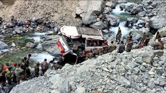 लद्दाख में बड़ा सड़क हादसा, 26 जवानों को ले जा रही बस नदी में गिरी, 7 की मौत