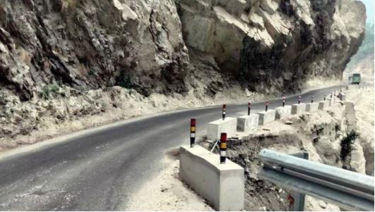 Badrinath and Gaurikund highway closed due to heavy rain, stones fell from the hill in Sonprayag, one passenger killed, 3 injured