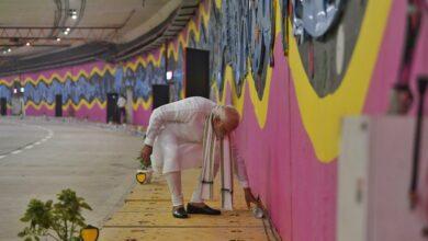 प्रधानमंत्री नरेंद्र मोदी की सफाई के लिए प्रतिबद्धता फिर पड़ी दिखाई, खुद कचरा उठाकर दिया देश को संदेश