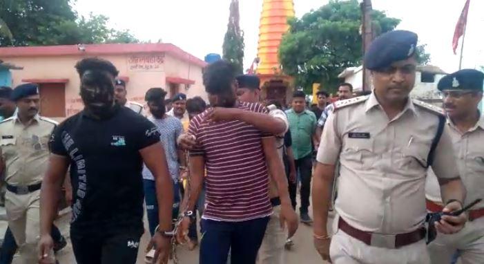 दुर्ग में रंजीत हत्याकांड के आरोपियों के मुंह में कालिख पोत कर पुलिस ने घुमाया