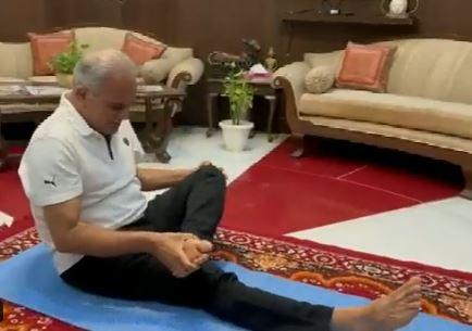 International Yoga Day: छत्तीसगढ़ सदन में CM भूपेश बघेल ने किया योगासन, देखें VIDEO