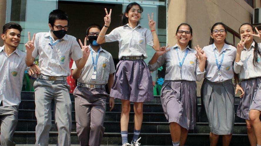 CBSE Result 2022: Tanya Singh of Bulandshahr became the topper of CBSE 12th board with 500 marks out of 500, daughters again left behind sons