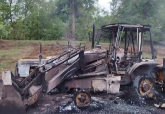 CG: Naxalites set fire to 6 vehicles engaged in construction work, threatened laborers to stop work