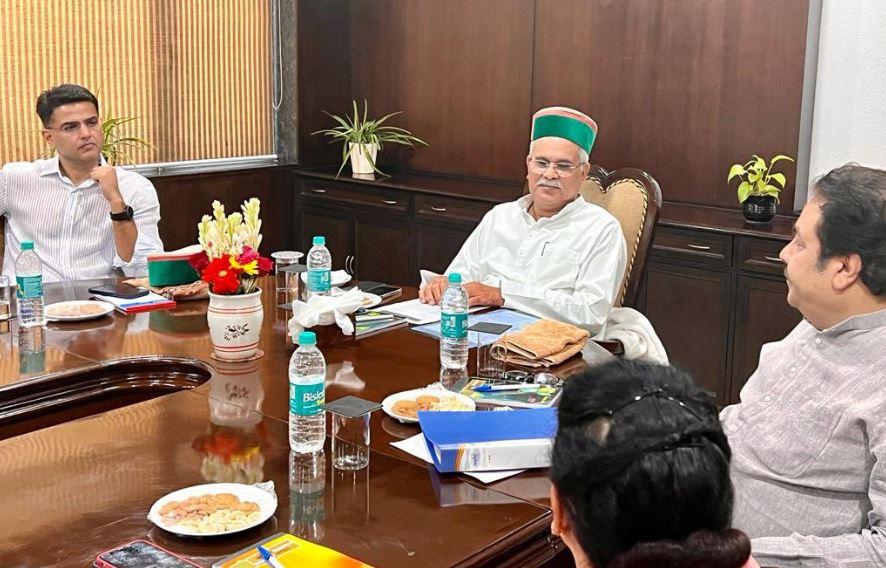 हिमाचल प्रदेश के नेताओं के साथ बैठक कर रहे हैं सीएम बघेल