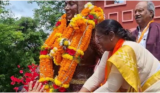 NDA's presidential candidate Draupadi Murmu reached Raipur, party workers including former minister Brijmohan Agarwal, MP Santosh Pandey welcomed them at the airport