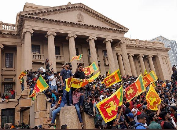 Sri Lanka Crisis : प्रधानमंत्री आवास के बाद राष्ट्रपति भवन के अंदर प्रदर्शनकारियों का बवाल, 2 मंत्रियों ने भी दिया इस्तीफा
