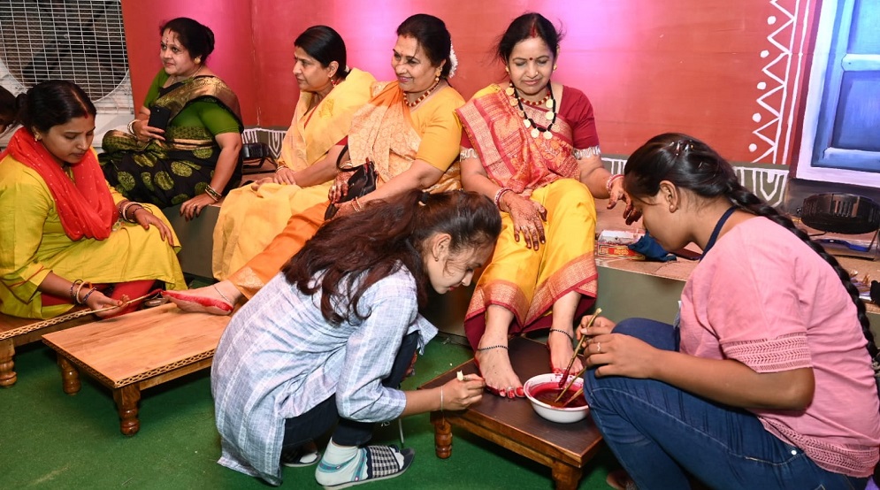 तिजहारिन माताओं बहनों का मायका बना मुख्यमंत्री निवास, हाथों में लगी मेहंदी, पैर में माहुर और चेहरे पर छाई मुस्कान, देखें तस्वीरें