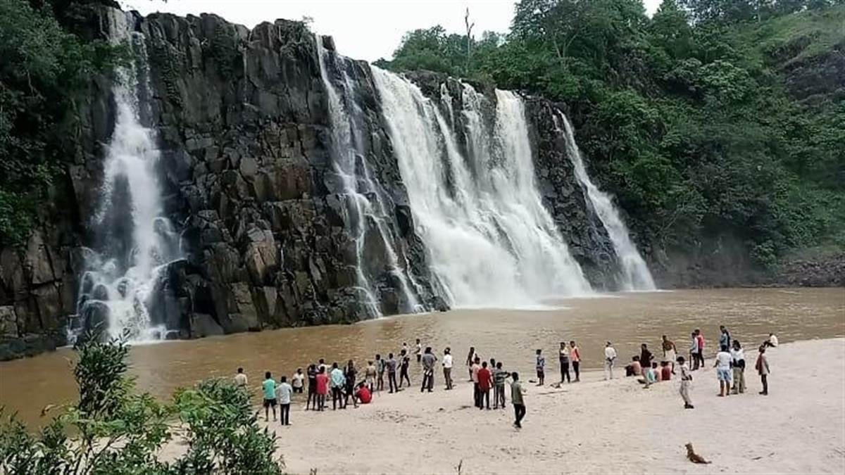 रमदहा जलप्रपात घटनाः सीएम भूपेश बघेल से शिवराज ने की फोन पर चर्चा, ली रेस्क्यू ऑपरेशन की जानकारी