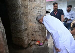 एक बेजुबान जानवर की वफादारी के आगे मुख्यमंत्री ने झुकाया सिर, लोकश्रद्धा को सम्मान देने मुख्यमंत्री पहुंचे कुकुरदेव मन्दिर