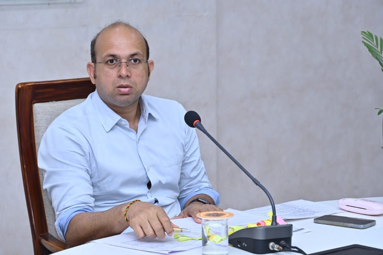 अवैध प्लाटिंग पर कलेक्टर भूरे सख्त, राजस्व अधिकारीयों को बैठक में चेताया 0 महज़ 4 महीनों में अब तक 700 खसरों की 350 एकड़ जमीन की खरीदी-बिक्री ब्लॉक, फसल बीमा योजना के तहत फसल की क्षतिपूर्ति के लिए निर्देश जारी टीआरपी डेस्क रायपुर जिले में अवैध प्लाटिंग पर कार्रवाई तेजी से जारी है। पिछले लगभग चार महीनों में जिले में अवैध प्लाटिंग से जुड़े 700 खसरों को कलेक्टर के निर्देश पर ब्लॉक कर दिया गया है। इस कार्रवाई से 350 एकड़ से अधिक जमीन की खरीदी बिक्री और रजिस्ट्री पर रोक लग गई है। आज समय सीमा की बैठक में कलेक्टर डॉ सर्वेश्वर भुरे ने इसकी समीक्षा की और अवैध प्लाटिंग पर तेजी से जांच करते हुए कार्रवाई करने के निर्देश राजस्व अधिकारियों को दिए। रेड क्रॉस सभागार में समय सीमा की साप्ताहिक बैठक में कलेक्टर डॉ भुरे ने सभी विभागों के काम काज और शासकीय योजनाओं- कार्यक्रमो के क्रियान्वयन की समीक्षा की। डॉ भुरे ने सभी विभागीय अधिकारियों को योजनाओं और कार्यक्रमों के क्रियान्वयन में तेज़ी लाने के साथ शासकीय योजनाओं और निर्माण कार्यो के लिए आवंटित भूमि पर अतिक्रमण की स्थिति में तत्काल कार्रवाई करने के निर्देश भी दिये । बैठक में कलेक्टर ने सस्ते दामों पर दवाई उपलब्ध कराने वाली धनवंतरी दवाई दुकानों के संचालन को व्यवस्थित करने के साथ दुकानों में पर्याप्त मात्रा में दवाईयों की उपलब्धता सुनिश्चित करने और डॉक्टरों द्वारा इन दुकानों में उपलब्ध दवाओं को ही यथासंभंव मरीजों के लिए लिखने के भी निर्देश दिए। डॉ भुरे ने किसान सम्मान निधि के लिए पात्र सभी किसानों के बैंक एकाउंट, आधार नम्बर आदि दस्तावेज अपडेट कराने में तेजी लाने के निर्देश दिए। कलेक्टर ने सभी राजस्व अधिकरियों को आगामी 30 सितंबर तक गिरदावरी का काम पूरा करने के निर्देश दिए। उन्होंने 1 नवंबर से शुरू होने वाली धान खरीदी के लिए भी प्रारंभिक तैयारियों की समीक्षा की। कलेक्टर ने खरीदी केन्द्रों में जरूरी व्यवस्थाएं, बारदाना की व्यवस्था, परिवहन आदि के बारे में भी खाद्य नियंत्रक से पूछा। डॉ भुरे ने प्रधानमंत्री फसल बीमा योजना के तहत फसल की क्षतिपूर्ति के लिए पात्र किसानों के प्रकरणों का बीमा कंपनी से तत्काल निपटारा कराकर क्षतिपूर्ति राशि दिलाने के निर्देश कृषि विभाग के अधिकारियों को दिए।