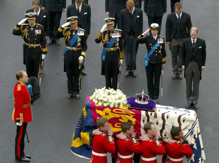 महारानी एलिजाबेथ द्वितीय का आज होगा अंतिम संस्कार, द्रौपदी मुर्मु समेत 100 देशों के पहुंचे नेता, उमड़ी लोगों की भीड़