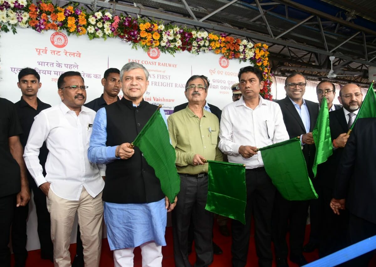 रेल मंत्री ने भारत की पहली एल्यूमीनियम निर्मित मालगाड़ी को भुवनेश्वर से झंडी दिखाकर बिलासपुर के लिए किया रवाना