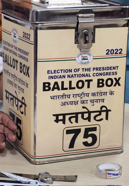 congress president election-polling - थरूर पर खड़गे हावी, किस्मत मतपेटी में बंद