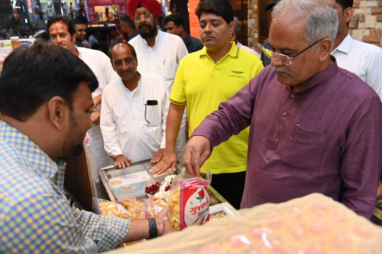 सीएम भूपेश धनतेरस खरीदी के लिए निकले मालवीय रोड बाजार