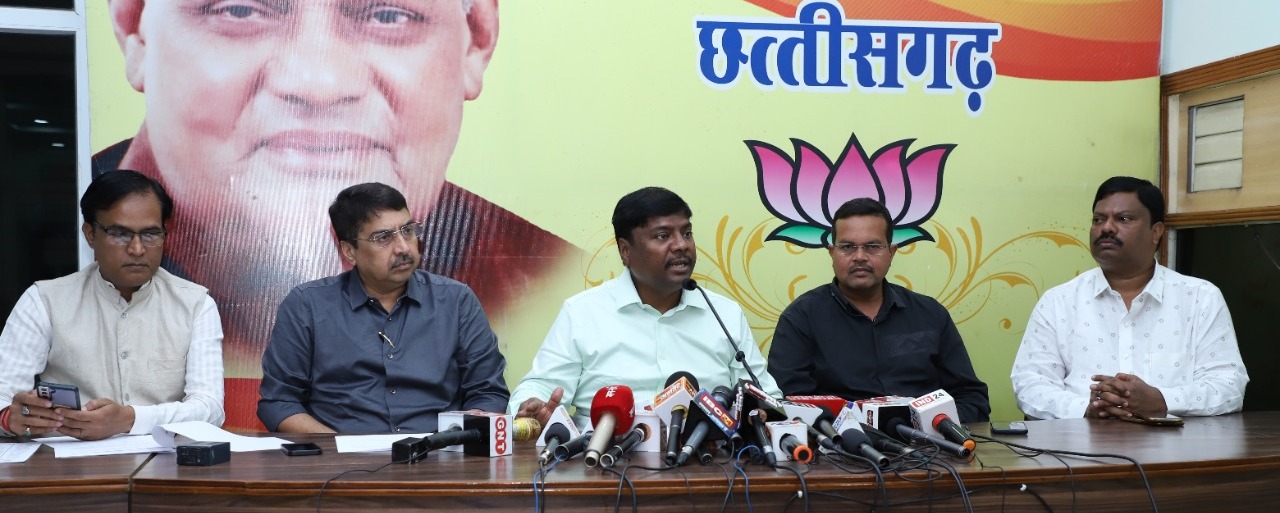 BJP's question to CM - आदिवासियों के लिए रोजगार, शिक्षा जरूरी हैं या नृत्य ?