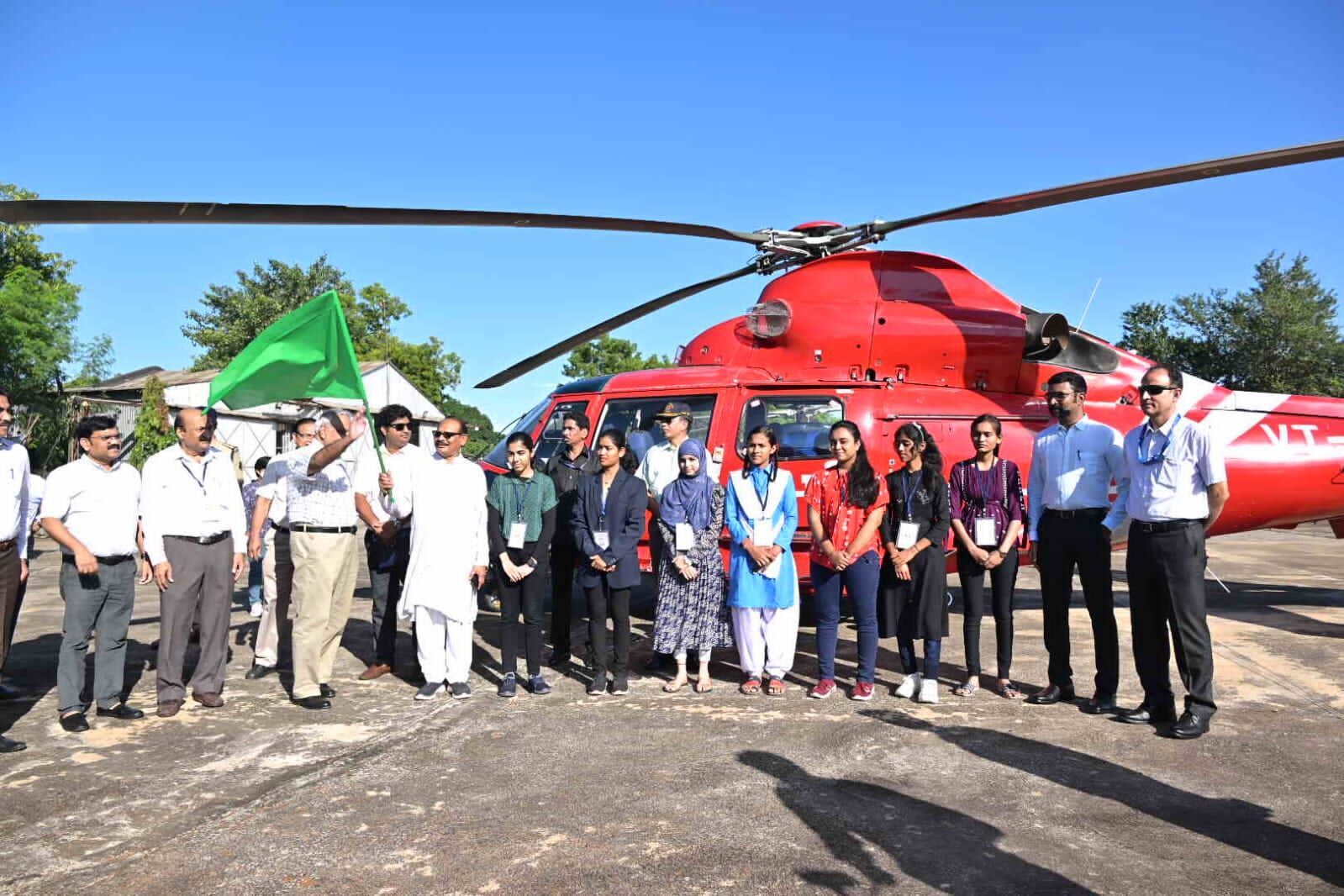 CG News : सीएम के पहल पर होनहार छात्रों का किया जा रहा अनोखा सम्मान, हेलीकॉप्टर से घूमने निकले 10वीं-12वीं के टॉपर्स