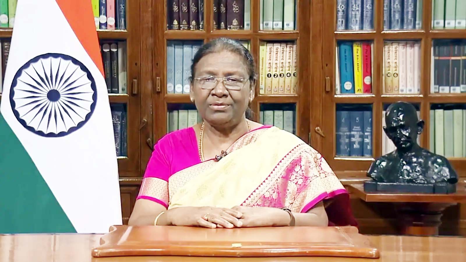 राष्ट्रपति द्रौपदी मुर्मू ने नौसेना के ध्वज के नए डिजाइन को दी मंजूरी