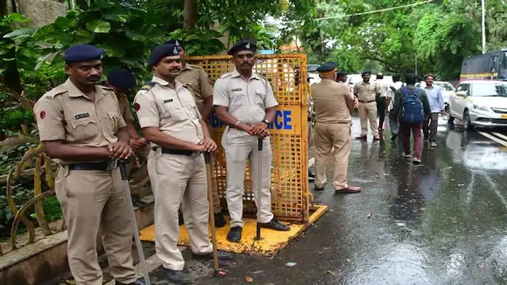 Bomb Threat : मुंबई में होटल, मॉल को बम से उड़ाने की धमकी, अनजान व्यक्ति के फोन के बाद पुलिस अलर्ट, तलाश जारी