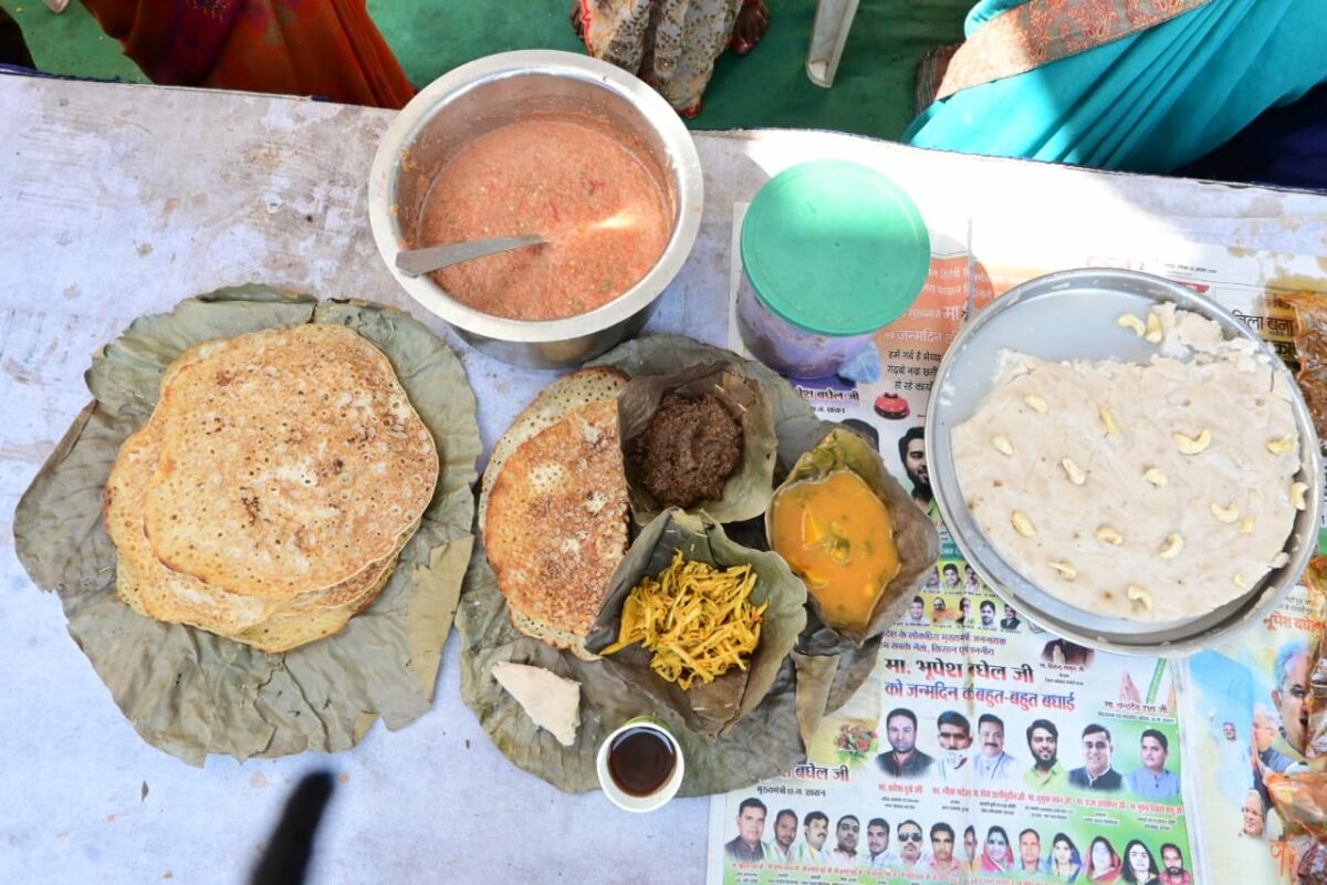 बस्तरिया थाली में भात, चापड़ा चटनी और बास्ता सब्जी का स्वाद चखने उमड़ी भीड़