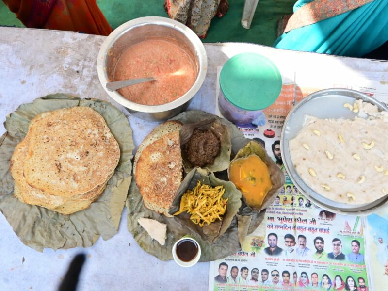 बस्तरिया थाली में भात, चापड़ा चटनी और बास्ता सब्जी का स्वाद चखने उमड़ी भीड़