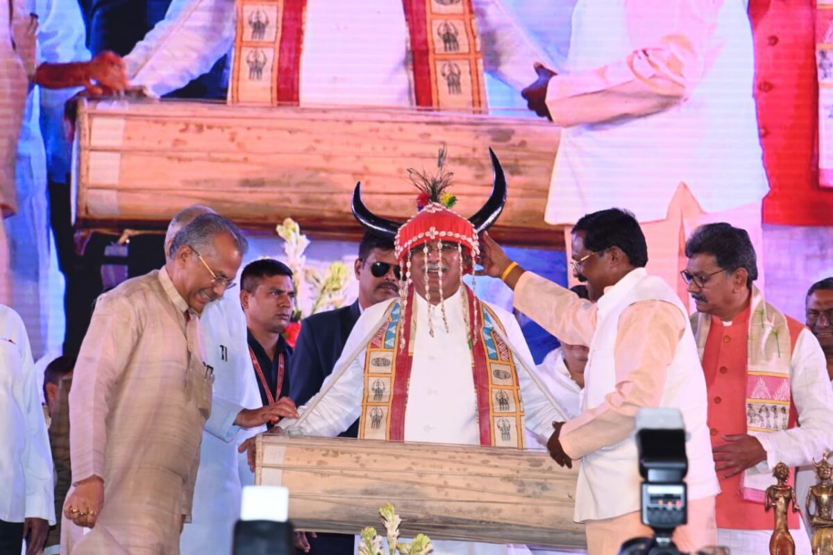 राज्य गीत ,अरपा पैरी के धार से राज्योत्सव 2022 का शुभारंभ, मंच पर अतिथिगण मौजूद रहे। - मुख्यमंत्री श्री भूपेश बघेल ने दीप प्रज्वलित कर एवं आदिवासी नगाड़ा बजाकर राष्ट्रीय आदिवासी नृत्य महोत्सव का शुभारंभ किया।