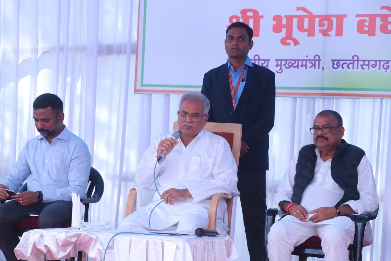 सीएम की दो टूक- जिले के छोटे होने से अधिकारियों पर वर्कलोड कम हुआ है, समय पर हो काम