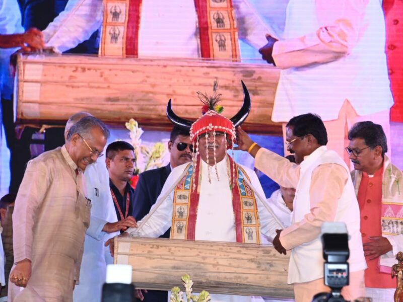 राज्य गीत ,अरपा पैरी के धार से राज्योत्सव 2022 का शुभारंभ, मंच पर अतिथिगण मौजूद रहे। - मुख्यमंत्री श्री भूपेश बघेल ने दीप प्रज्वलित कर एवं आदिवासी नगाड़ा बजाकर राष्ट्रीय आदिवासी नृत्य महोत्सव का शुभारंभ किया।