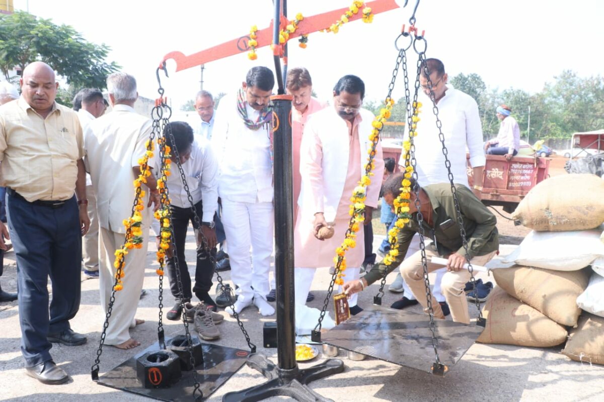 छत्तीसगढ़ धान खरीदी; पहले दिन 3 हजार 951 किसानों से 10 हजार 257 मीटरिक टन धान की हुई खरीदी