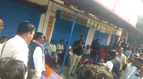 आरक्षण के मुद्दे पर मंत्री को करना पड़ा आदिवासी समाज के विरोध का सामना- Video