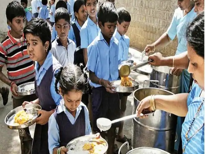 सरकारी स्कूल की बड़ी लापरवाही, मिड डे मिल खाने से 25 बच्चे पड़े बीमार