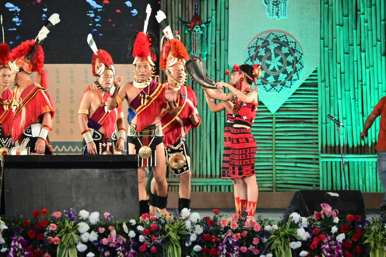 युद्ध में मिली जीत या शिकार के बाद बगैर वाद्य यंत्रों के नागा आदिवासी करते हैं माकू हिमीशी डांस... देखें तस्वीरें